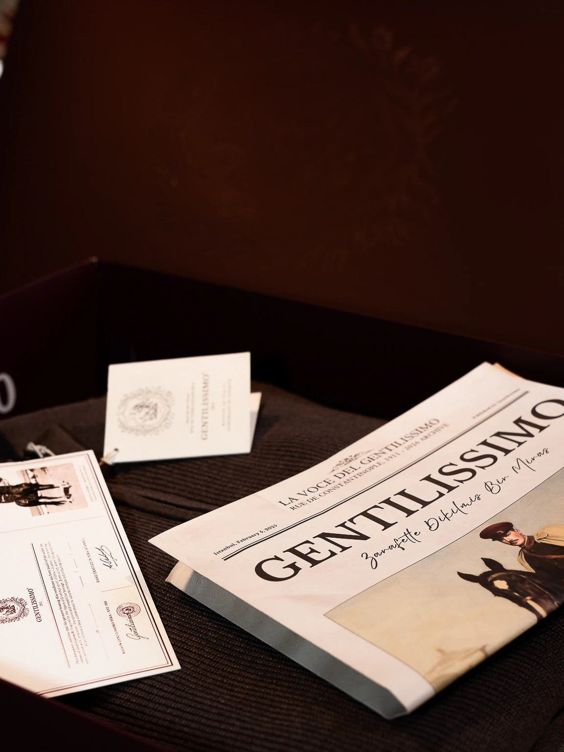 Koyu bir masada Gentilissimo gazetesi ve arşiv kartları