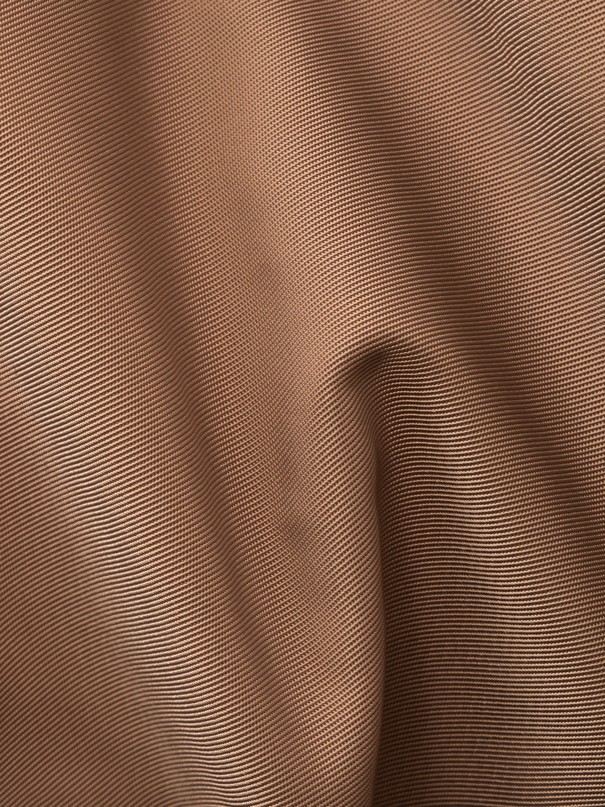 Kum kahvesi Miralay Trenchcoat: teknik kumaşın dokusu