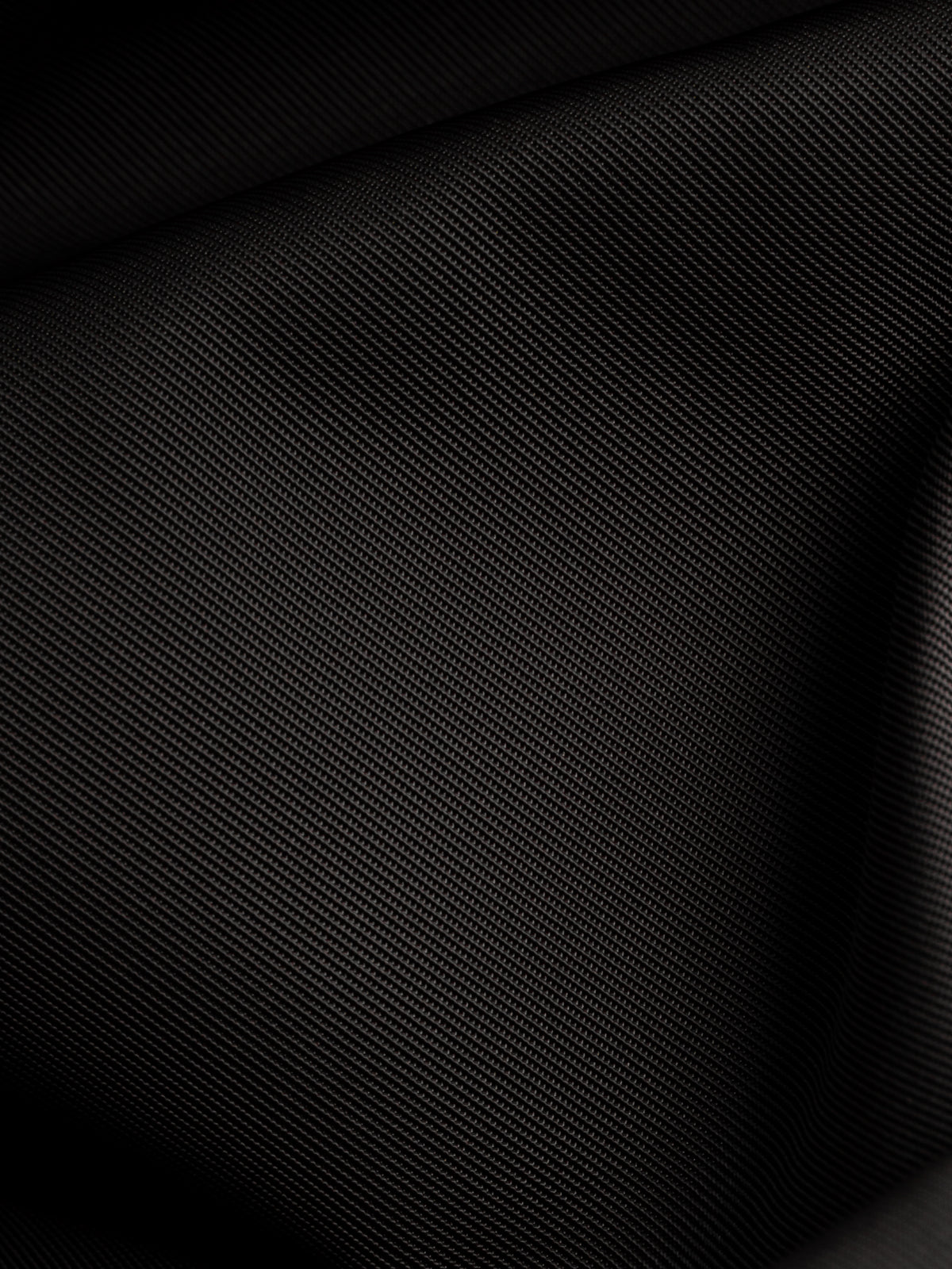 Siyah Miralay Trenchcoat: teknik kumaşın dokusu